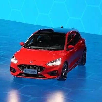 高尔夫当心！全新福克斯亮相首搭8AT，空间加大更居家