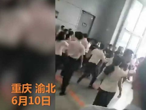 ​车展业务员为了抢生意,动用灭火器互射,场面堪比动作大片!