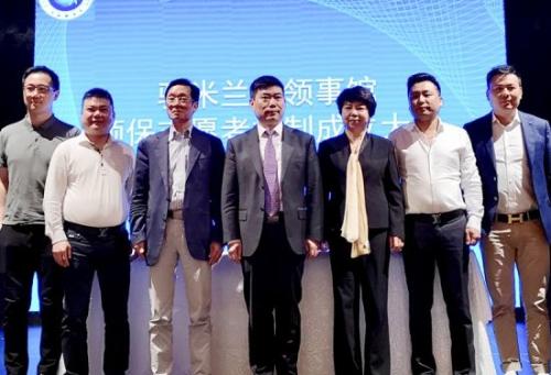 王士晃(右一)2018年4月曾被中國駐米蘭總領館聘任爲