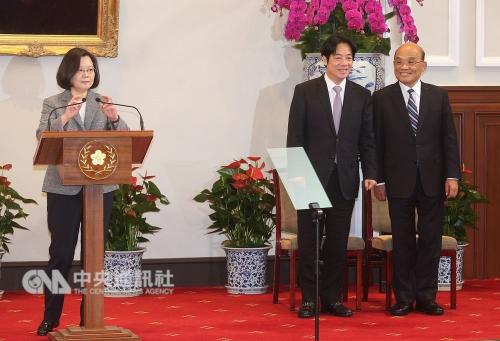 臺當局行政機構負責人賴清德(中)11日宣佈“總辭”,蔡英文(左)隨後召開記者會,宣佈由蘇貞昌(右)接任。(圖:臺灣“中央社”記者/謝佳璋 攝)