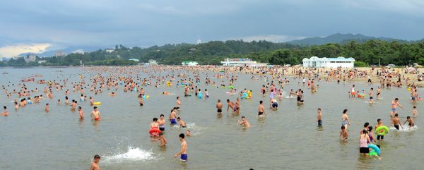 资料图：朝鲜民众在松涛园海滨浴场消夏 新华社/朝中社