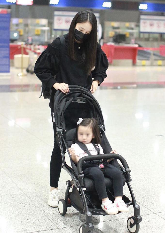 董璇一家搬往澳洲，神情憔悴照顾女儿，一个细节被质疑是摆拍