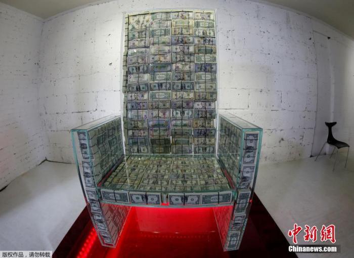 当地时间11月29日,俄罗斯莫斯科,由俄罗斯艺术家Alexey Sergienko和企业家Igor Rybakov合作创作的艺术品“金钱王座x10”在当地展出,该装置是一个装有100万美元(约合703.08万元人民币)纸币的玻璃王座。