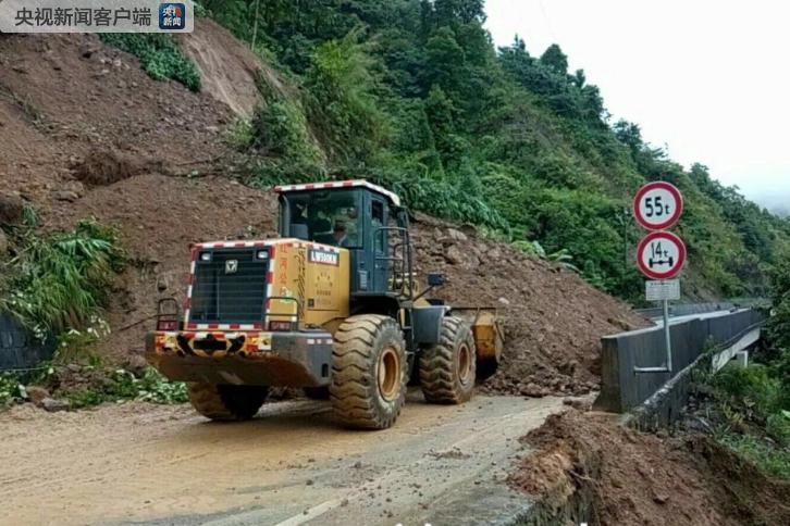 云南金平县受暴雨影响多条公路中断 正全力抢修