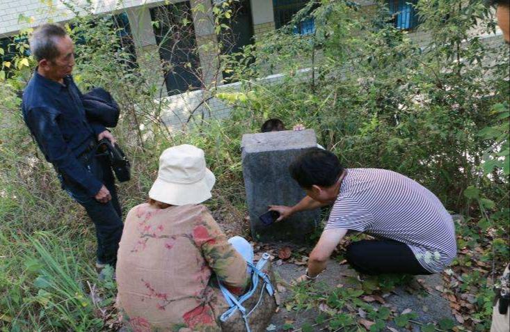 志愿者在湖南邵东一小学校园内发现黄海龙烈士墓。受访者供图