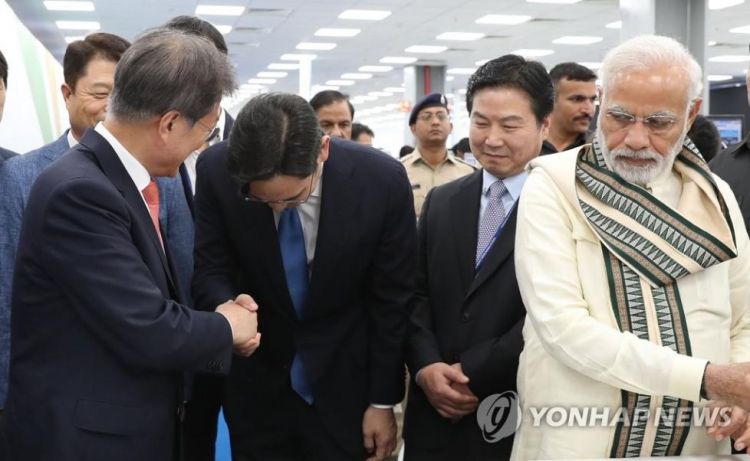 7月9日，文在寅叮嘱李在镕“扩大在韩投资”，图自韩联社