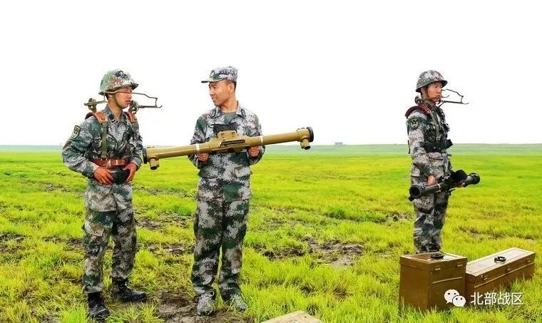 剑破苍穹第79集团军某旅组织炮兵防空兵实兵实弹战术演练锤炼部队战斗