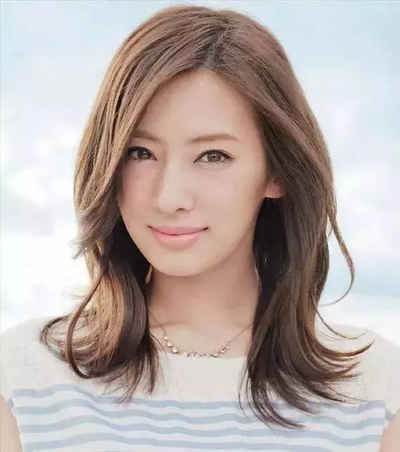 混血美女黑木明纱外表冷酷,素有“冰美人”之称。