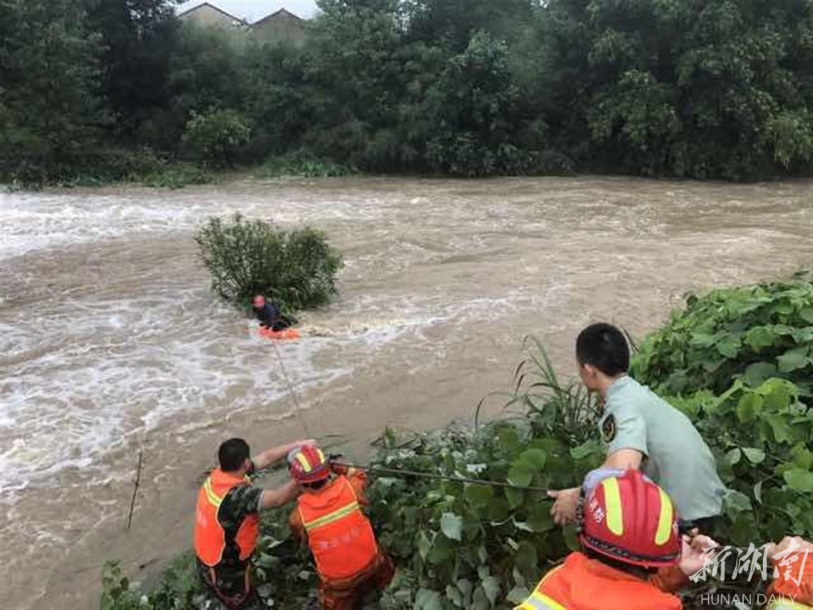 [永州] 县区丨工人困河中 蓝山消防悬绳救人