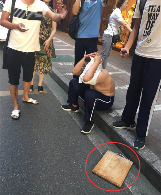 天降切菜板砸中学生头 事发福清向高街
