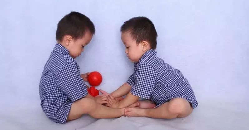 双胞胎妈妈自述 | 多一份爱没那么容易，但也不难