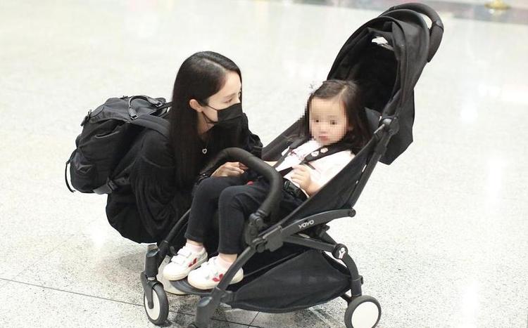 董璇一家搬往澳洲，神情憔悴照顾女儿，一个细节被质疑是摆拍