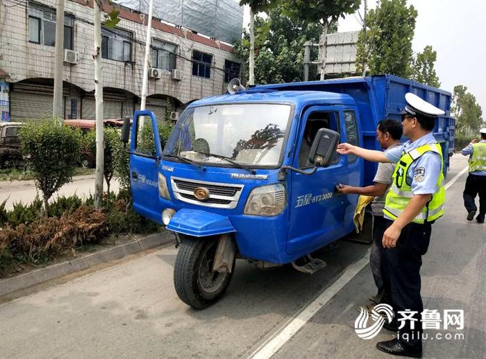 莘县父子俩驾驶两辆无牌改型农用车违法上路 