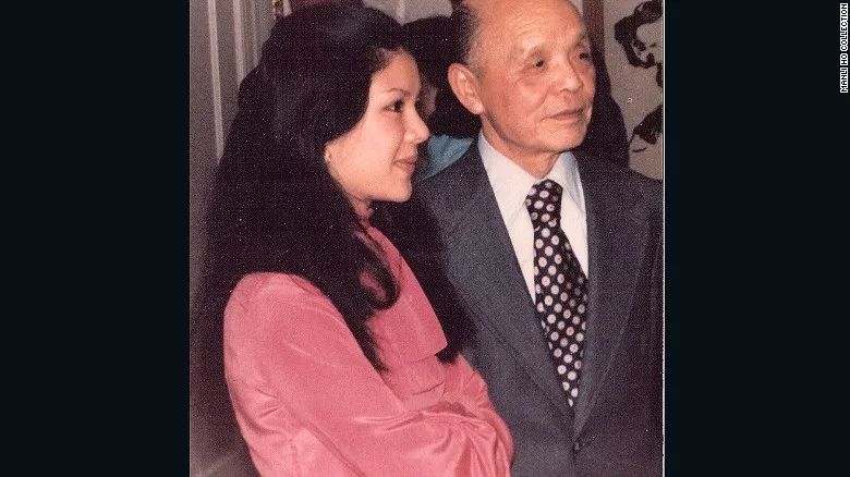 ▲何凤山与女儿何曼礼的合影