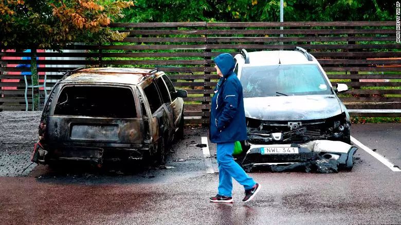瑞典蒙面黑衣人纵火烧车 中国大使馆提醒加强