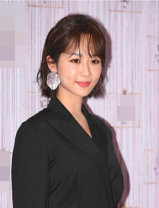 杨紫韩国出席活动,脸肿还僵硬,这是瘦了18斤的