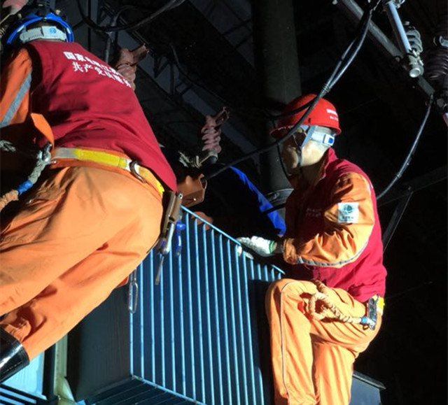 台风造成340户居民停电，供电公司冒雨抢修(图文)