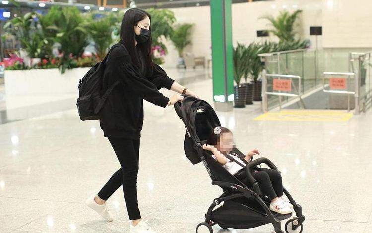 董璇一家搬往澳洲，神情憔悴照顾女儿，一个细节被质疑是摆拍