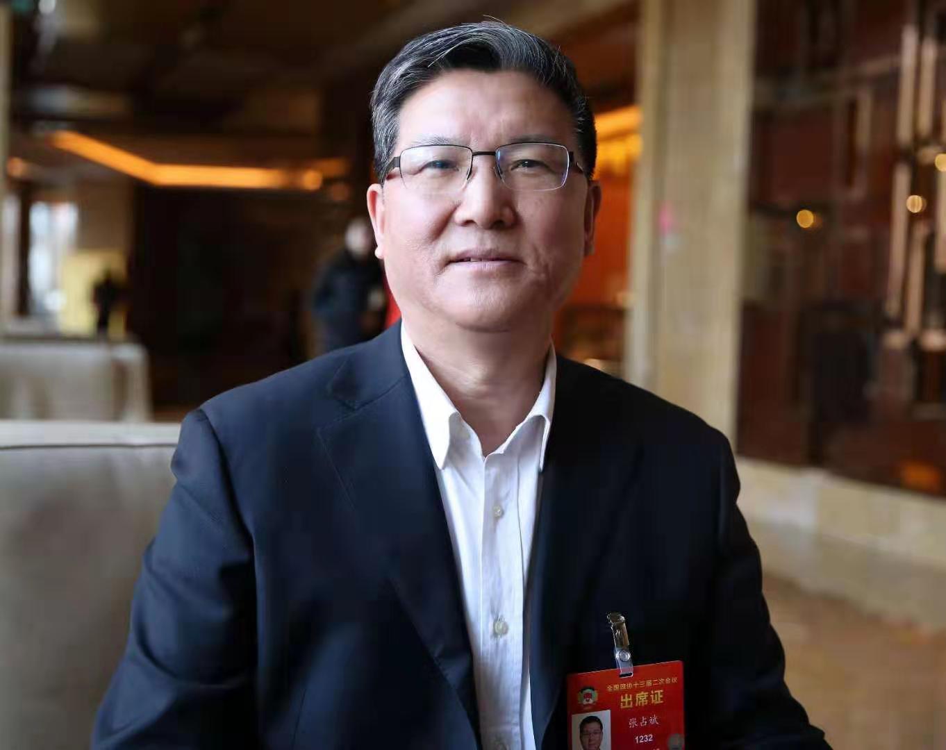 审议关于政府工作报告、年度计划、年度预算等