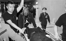 歹徒掏出匕首 两位保安挺身迎了上去