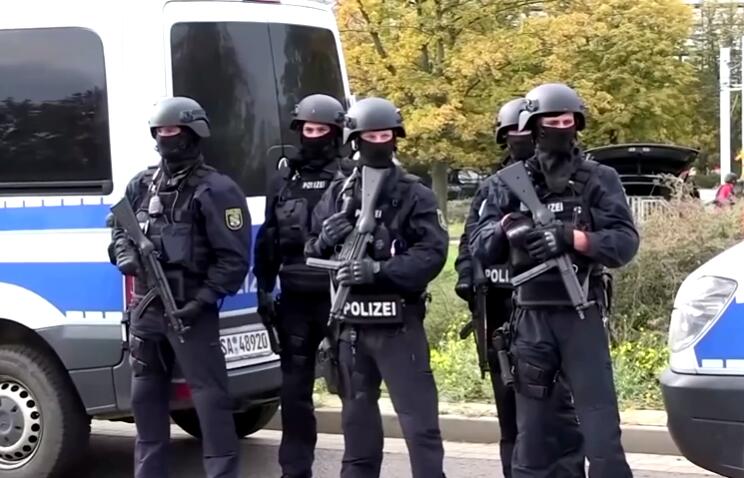 当地警方对事发地进行封锁,视频截图