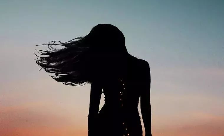 奔驰女车主事件扎心真相： 孩子，醒醒吧，不读书你连架都