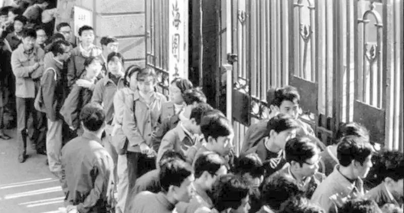 新旧变换 时代更替。上图为20世纪30年代的跑马厅大门,下图为20世纪80年代。