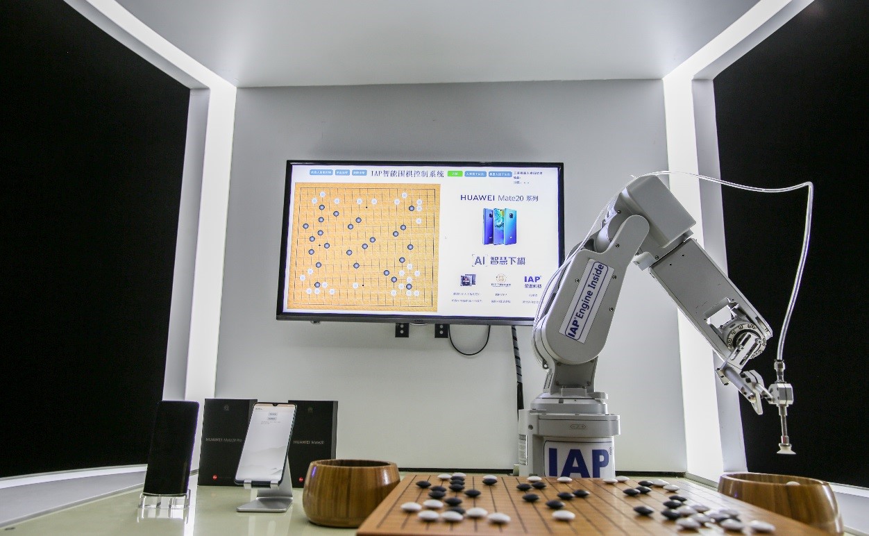 华为Mate20 上演AI“人机大战”，智慧高度再次刷新