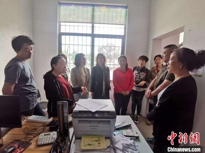 资料图:杨林花在基层调研民众就医情况。受访者供图
