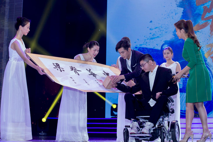 乔振宇助力公益影像节 “善行大使”鼓励轮椅少年