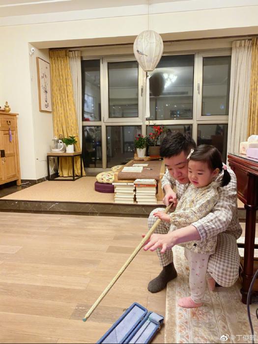 丁俊晖教女儿打台球。图片来源：丁俊晖个人微博