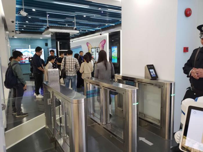 现场:建行上海开出了无人网点引同业参观,方