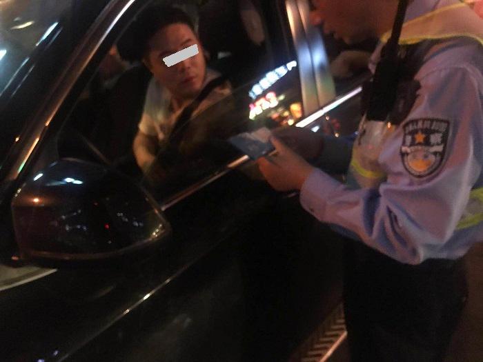 世界杯开幕夜记者直击上海交警夜查酒驾：饮酒司机主动拒绝开车，白忙一夜交警挺欣慰