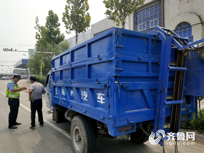 莘县父子俩驾驶两辆无牌改型农用车违法上路 