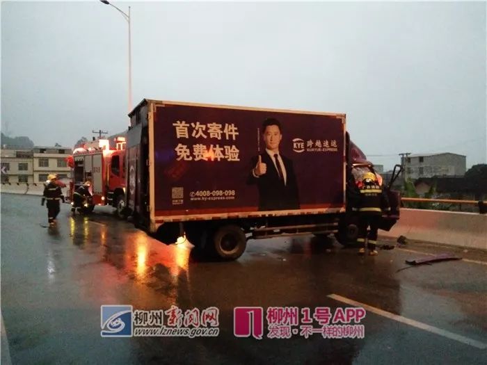 事发今晨，三门江一货车撞上水泥墙，车头严重变形，男子被卡车内