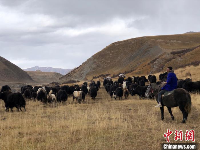 ag亚游在线入口,开北汽EV5邂逅鄱阳湖平原 不耽误装货的一辆房车