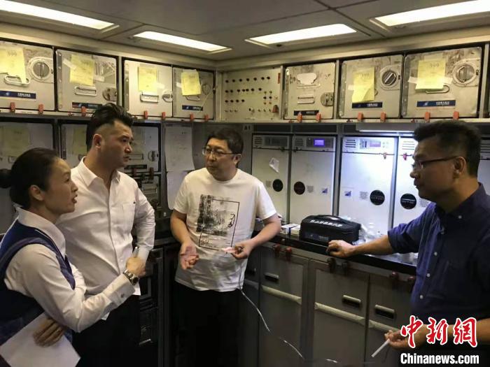 万米高空老人突发疾中国网财经病 广州医生吸尿