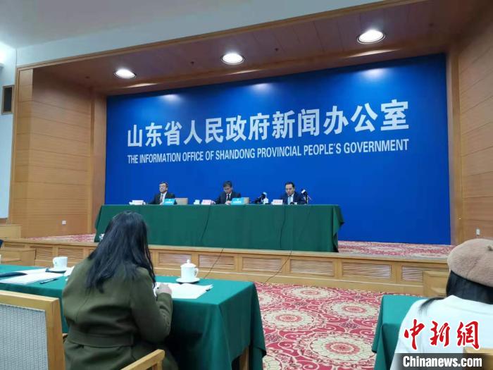 11月26日,山东省政府召开新闻发布会,解读日前印发的《关于加快5G产业发展的实施意见》《山东省推进5G产业发展实施方案》。 郝学娟 摄