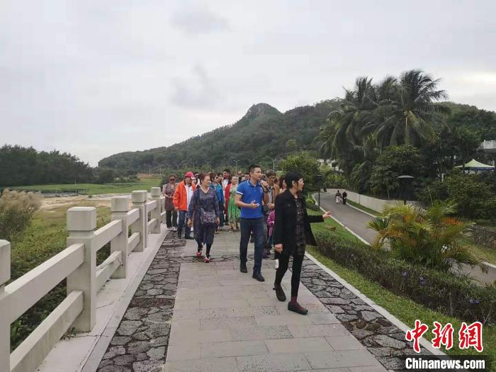 海內外鄉親參觀瓊海沙美村。 張茜翼 攝