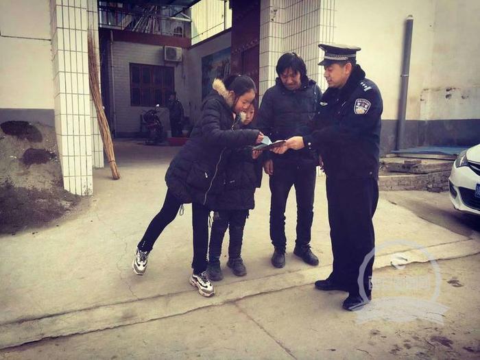 姐弟俩“黑户”10多年 春节前警察叔叔帮他们上了户口