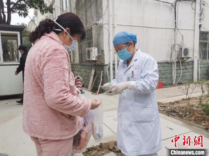 图为病友何某的主管医生向她交代出院后的用药等注意事项。 张超群 摄