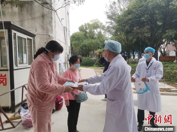 图为广西壮族自治区南溪山医院副院长蒋广元向三位病友赠送医院纪念品。 张超群 摄
