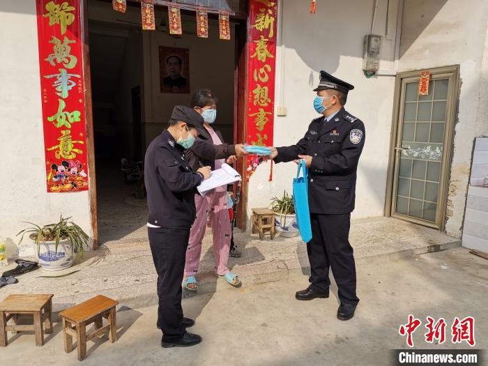 图为陈芳铭下村宣传防控。受访者提供