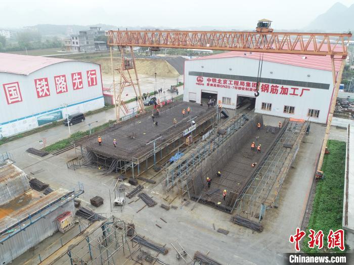 3月7日,贵南高铁广西都安段施工现场一派忙碌景象。 中铁北京工程局集团供图