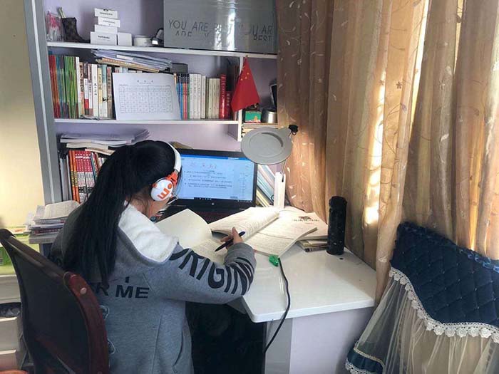 丽江市实验学校的学生在家上网课