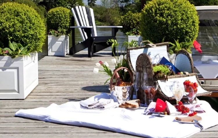 过够了两点一线的生活,不如来场现实逃避