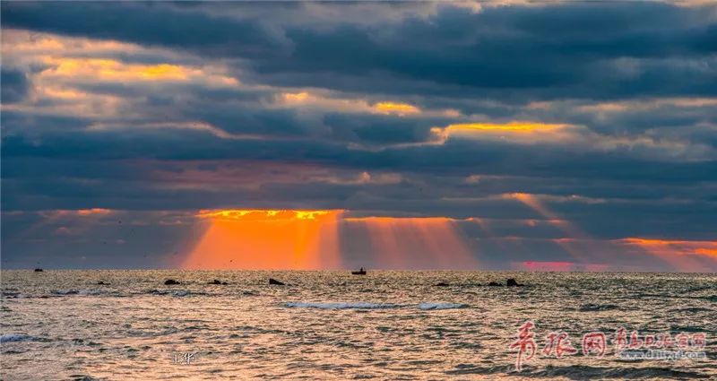 青岛出现“丁达尔效应”:太阳照在海上，光线清晰可见