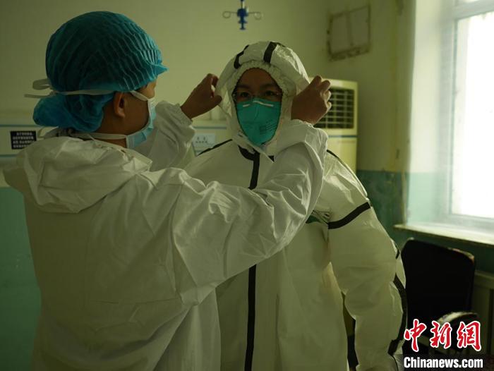 韩冰穿好防护服即将上岗 苍雁 摄