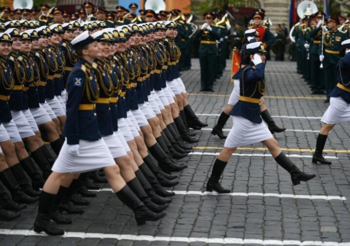 俄罗斯女兵受阅部队亮相红场（图源：俄罗斯卫星通讯社）