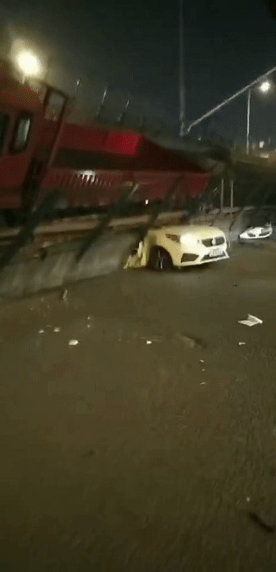 突发！江苏无锡高架桥坍塌瞬间视频曝光，现场有多辆车被压，救援车辆已到现场